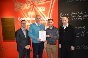 Überreichung des Zertifikats der erfolgreichen Teilnahme an Maik Klotzbach durch Michael Klostermann, Andreas Bausewein und Jürgen Holland-Nell