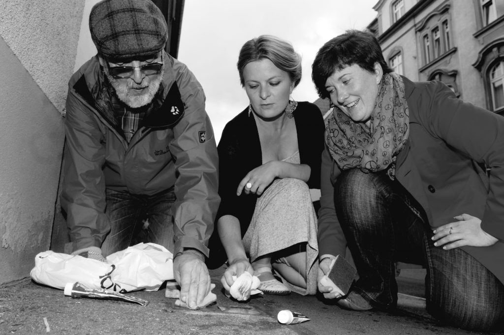 Eckard Lindner (li.) beim Verlegen von StolperSteinen - Foto: Archiv SPD Eisenach