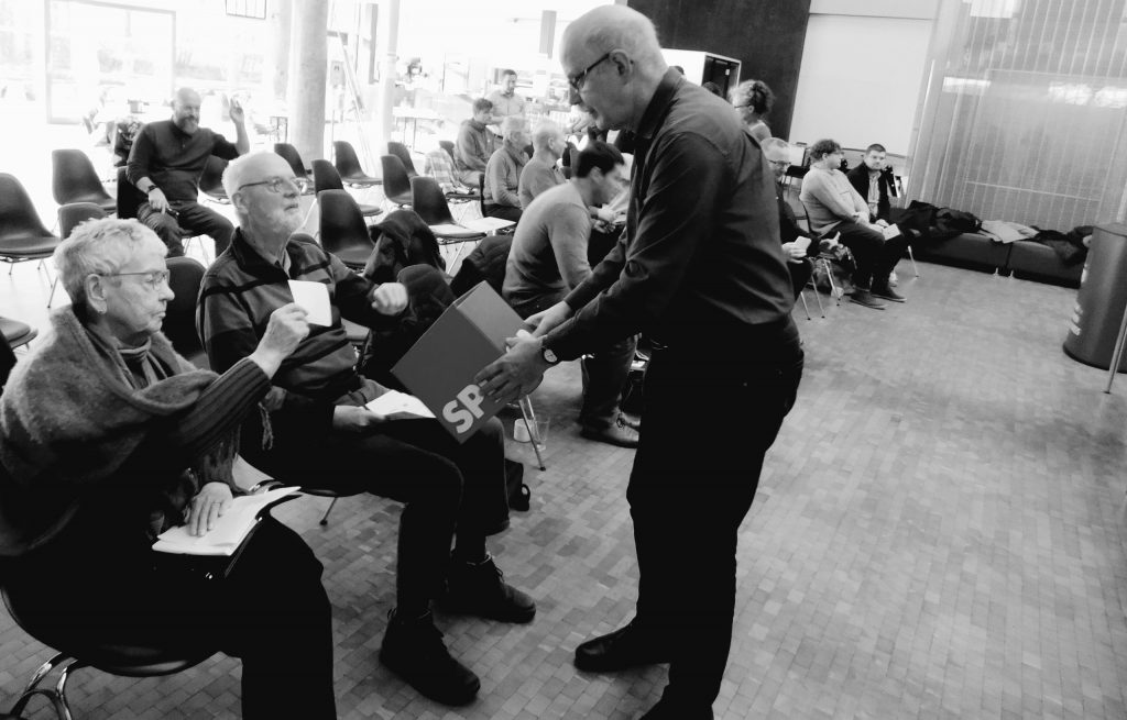 Fotoaufnahme von Eckhard Lindner (in der Mitte sitzend) bei der Stimmgabe beim SPD-Kreisparteitag 2024 in Creuzburg - Foto: Th. Levknecht